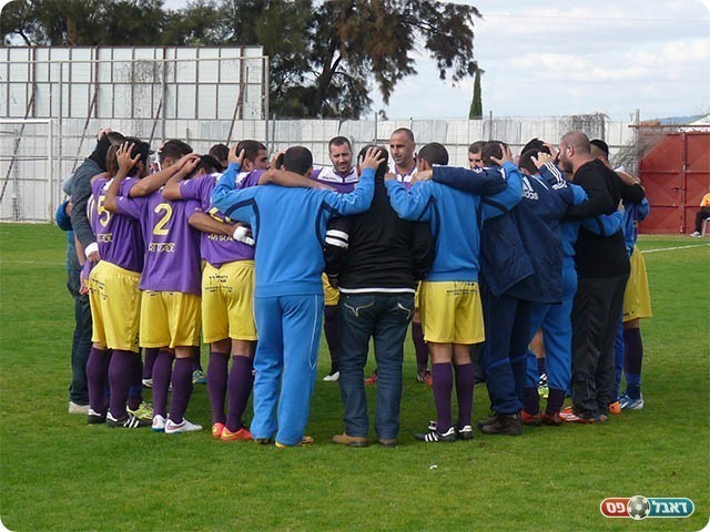 שחקני חולון לפני המשחק (אלי שמואלי)